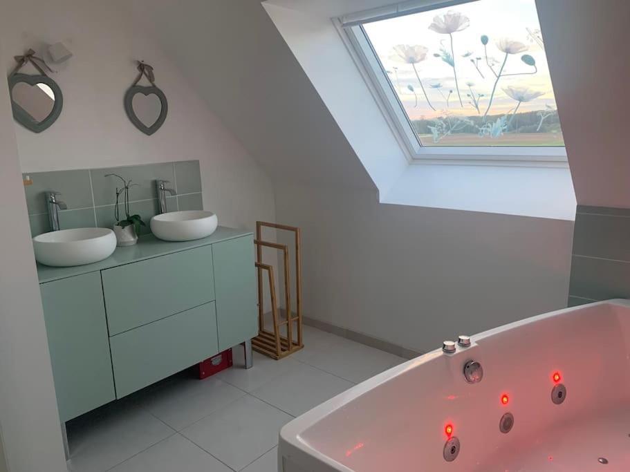 Maison Individuelle, Campagne, 3 Chambres, Baignoire Balneo 2 Places Genech エクステリア 写真